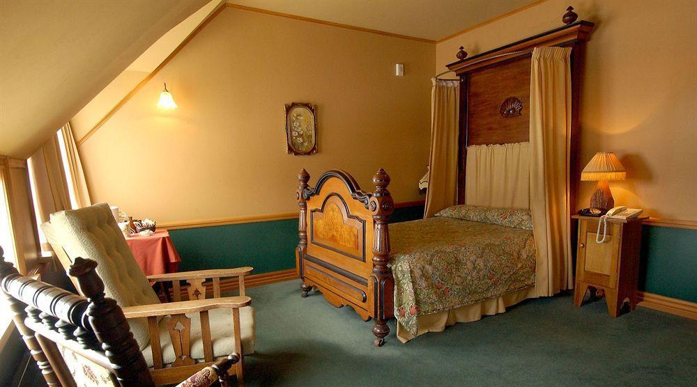 Lodge Larnach & Stable