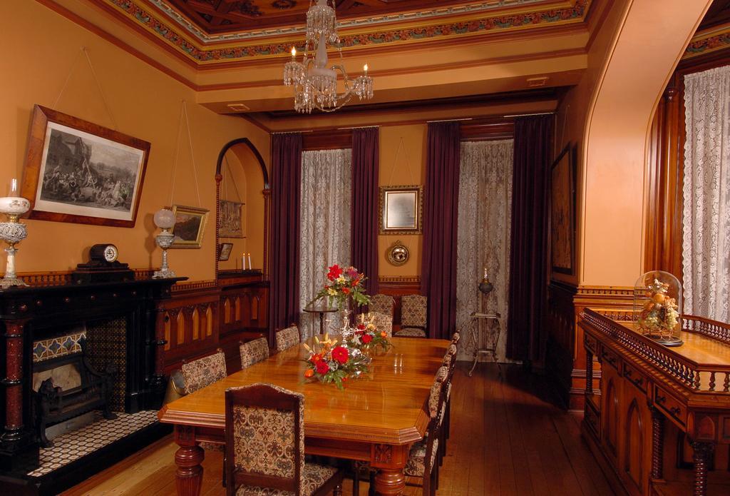 Lodge Larnach & Stable *