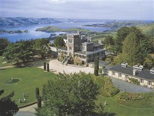Lodge Larnach & Stable