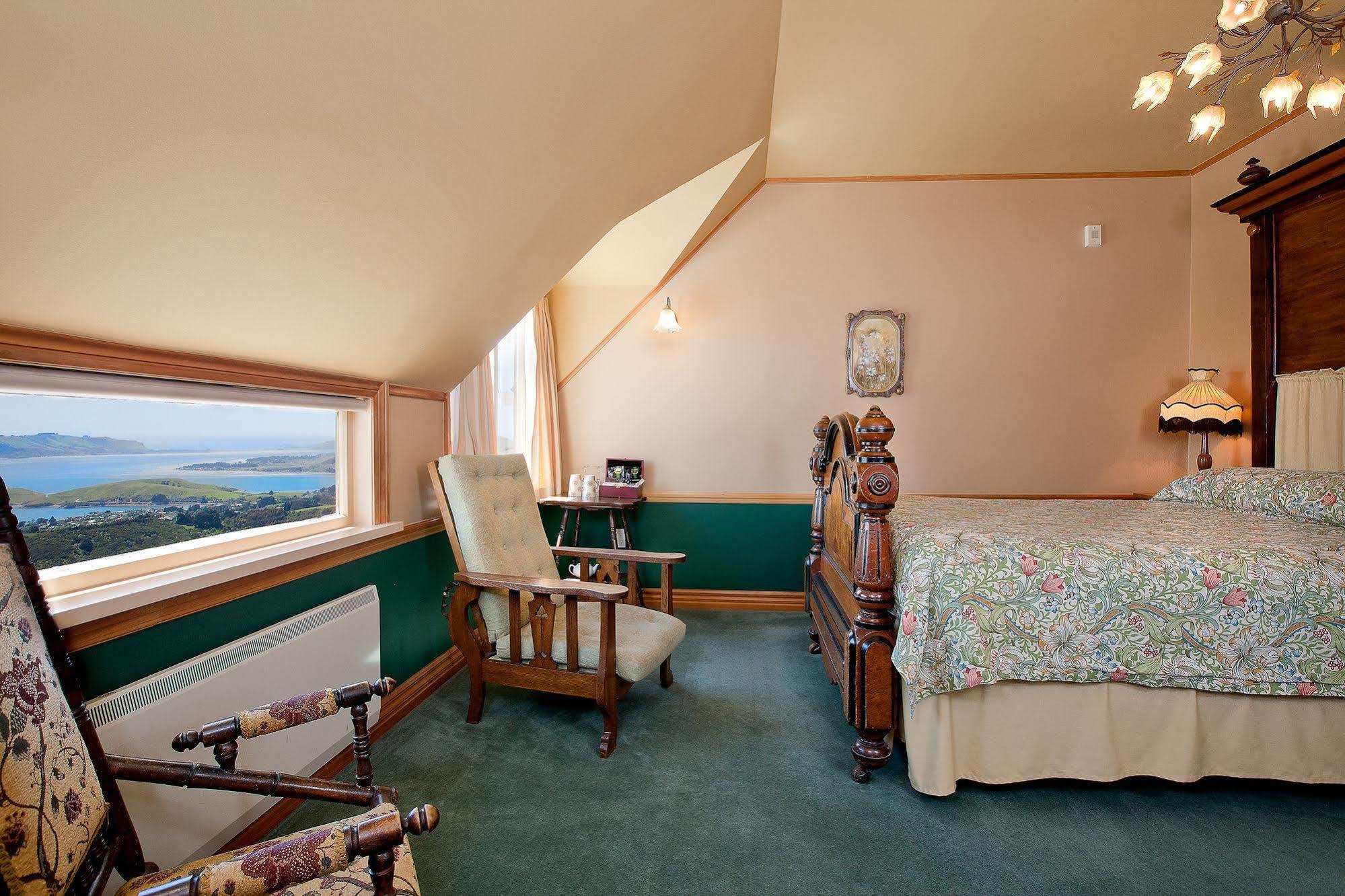 Larnach & Stable Lodge