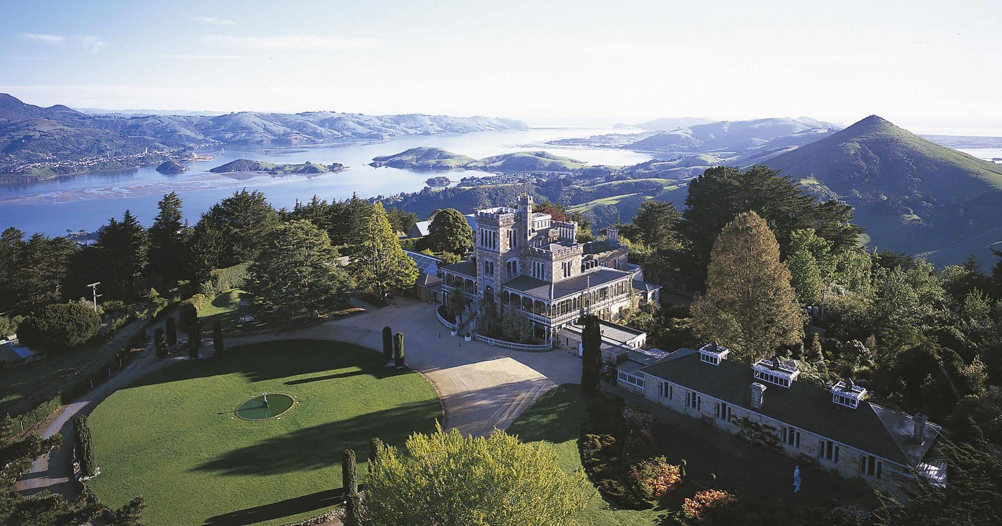 Lodge Larnach & Stable *