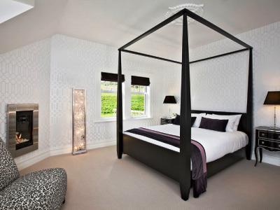 Larnach & Stable