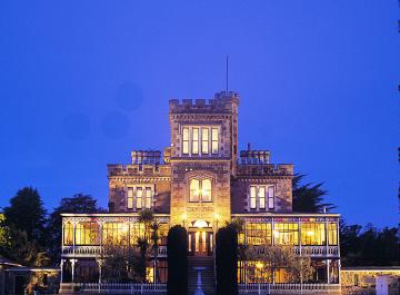 Lodge Larnach & Stable *